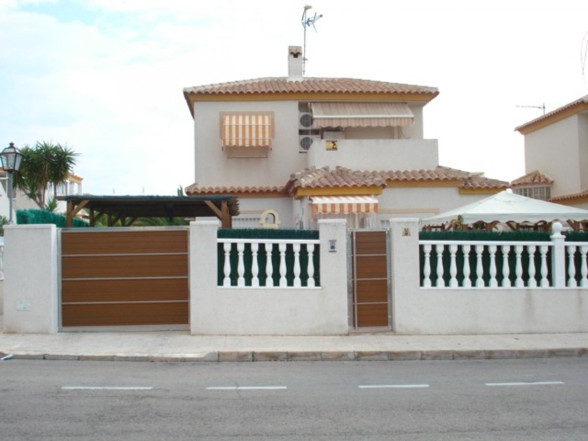 Villa for sale in Torre la mata, Torrevieja - exterior view of the residential building