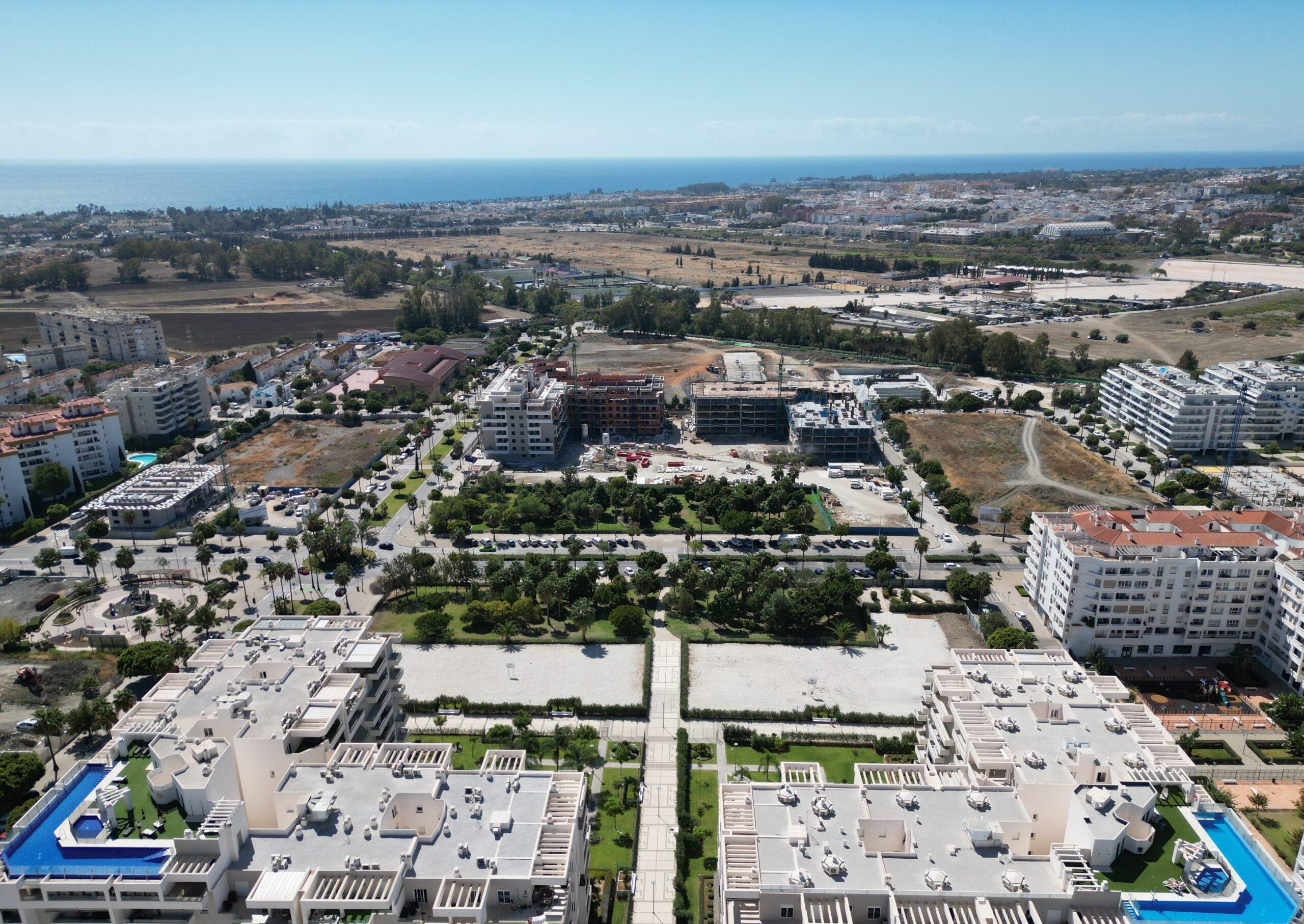 Communal pool area of residential complex, Rodeo Alto-Guadaiza-La Campana