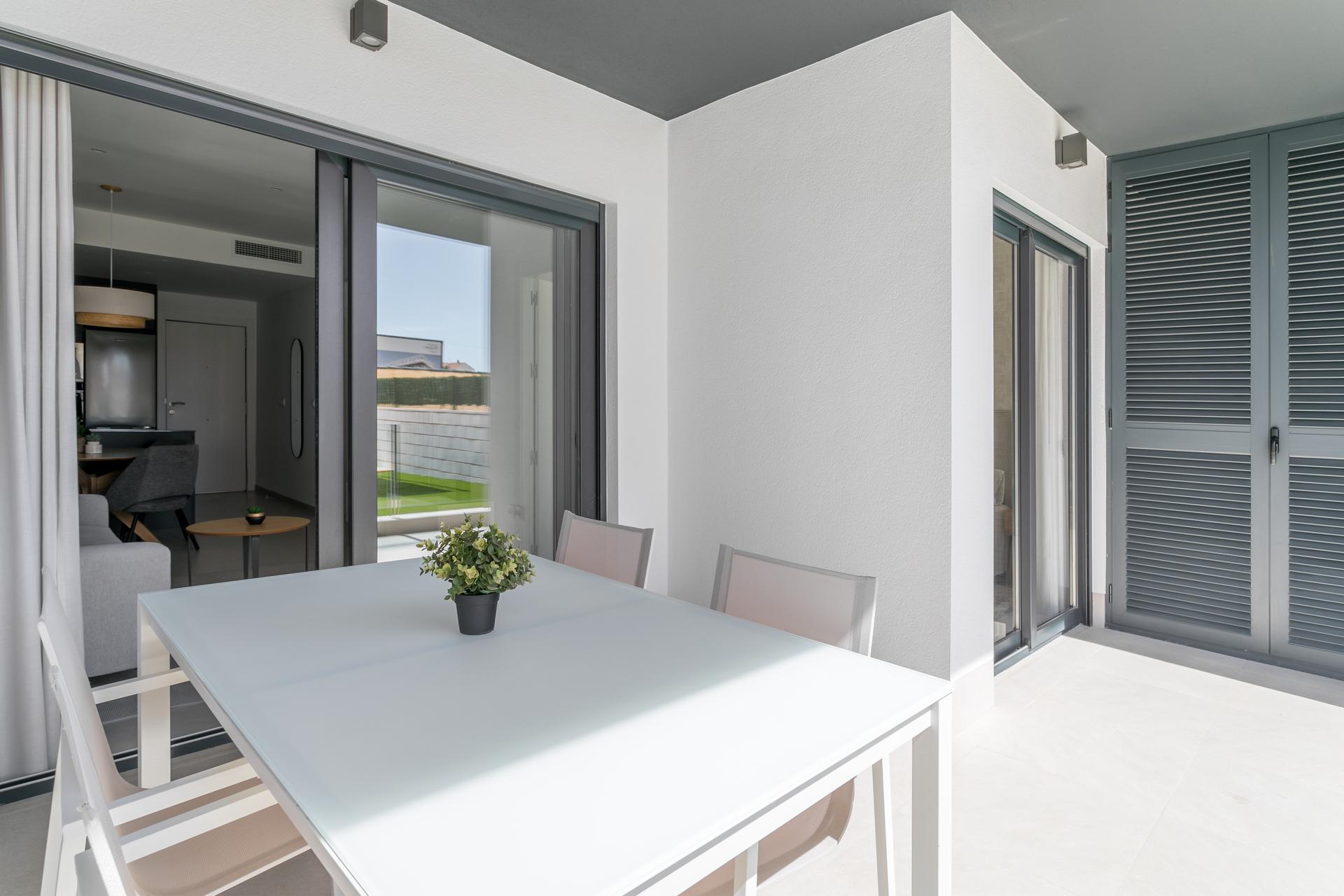 Exterior facade of 5-storey new-build building, Torreblanca, Torrevieja