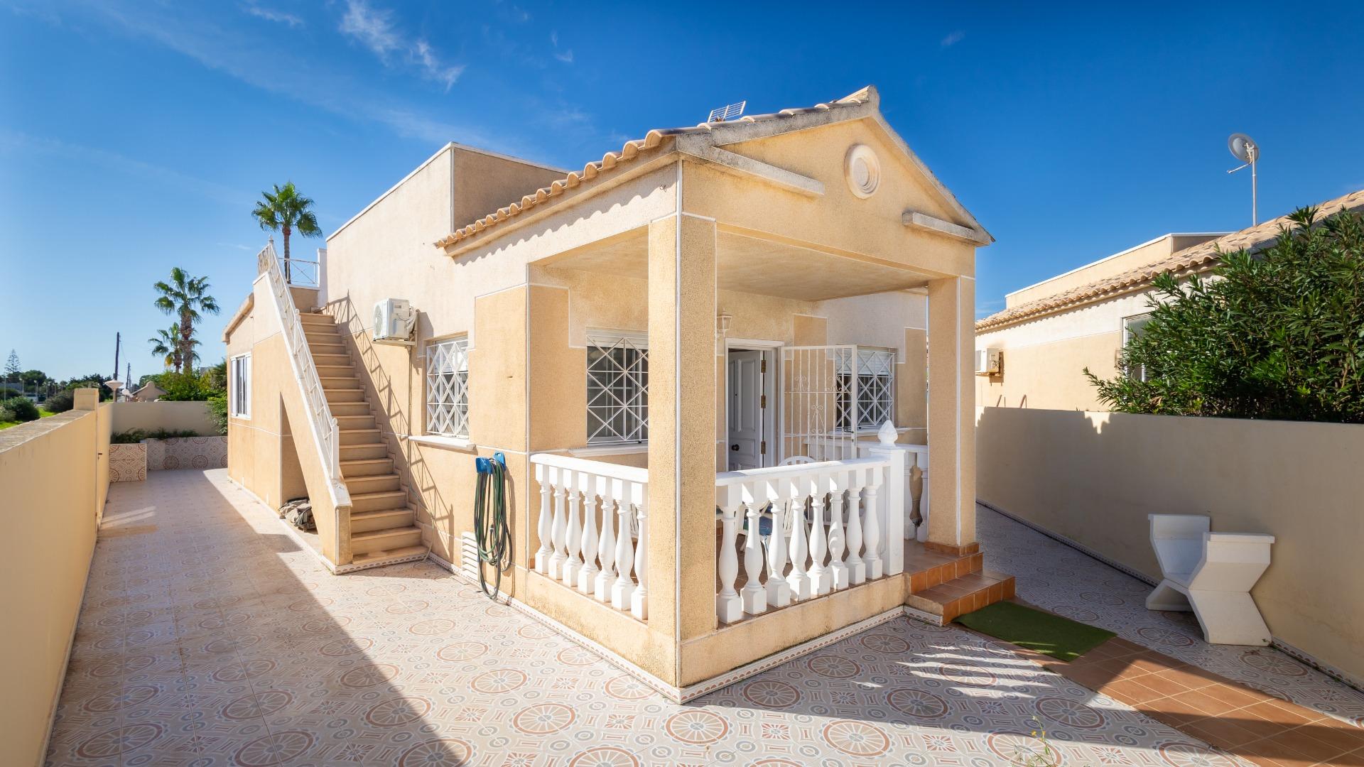 Villa for sale in La Siesta, Torrevieja - exterior view of the residential building