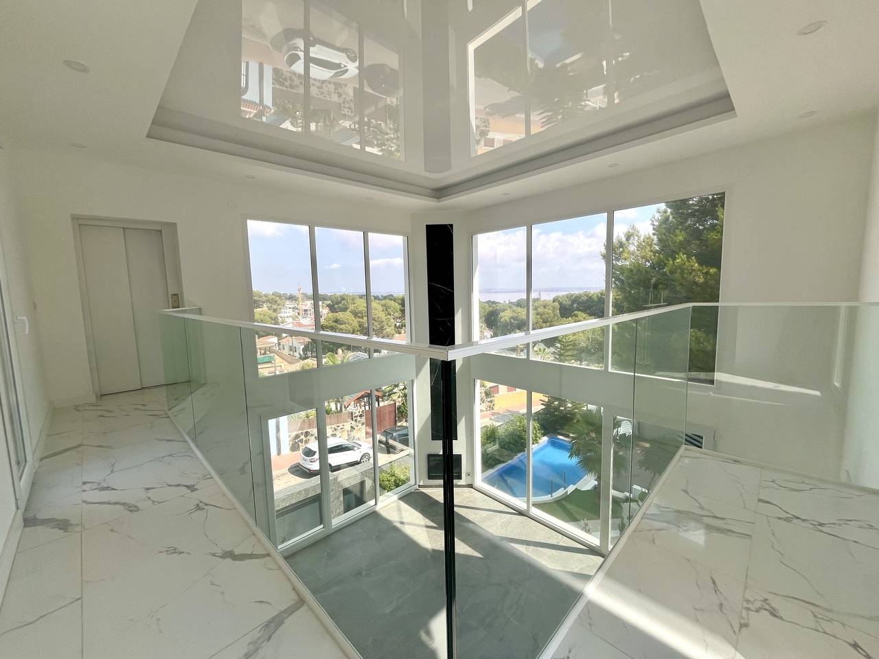 Villa for sale in La siesta, Torrevieja - exterior view of the residential building
