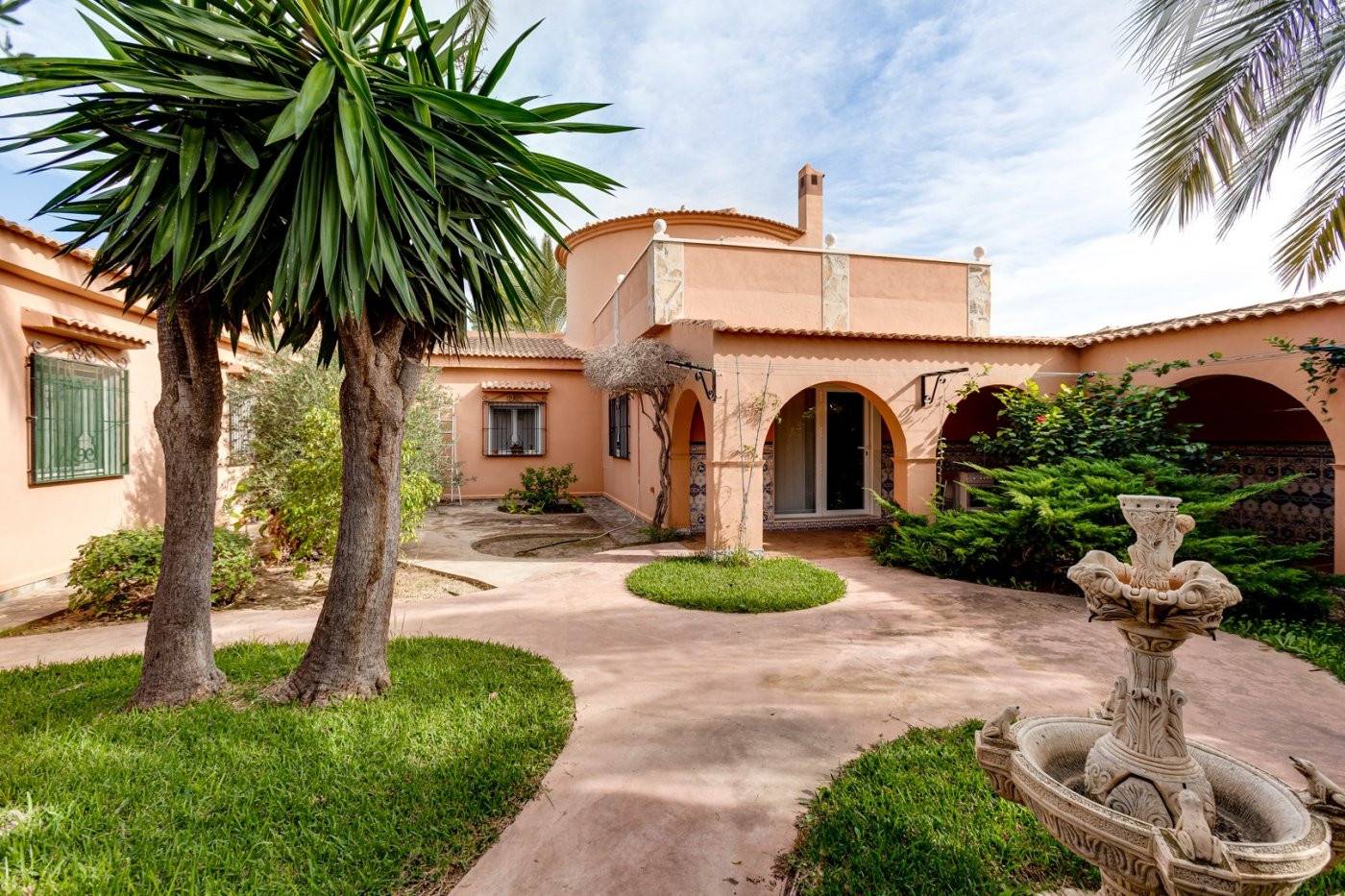 Villa for sale in San luis, Torrevieja - exterior view of the residential building
