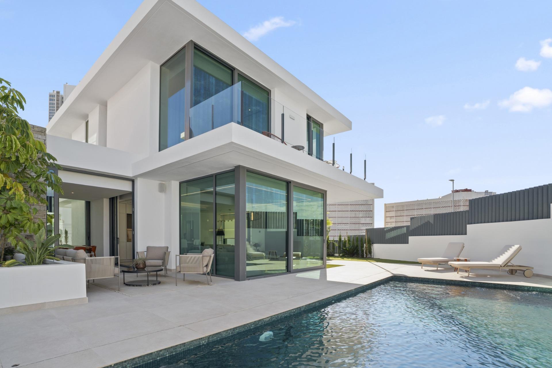 Private swimming pool and garden area of 4-bedroom villa, Rincón de Loix, Benidorm