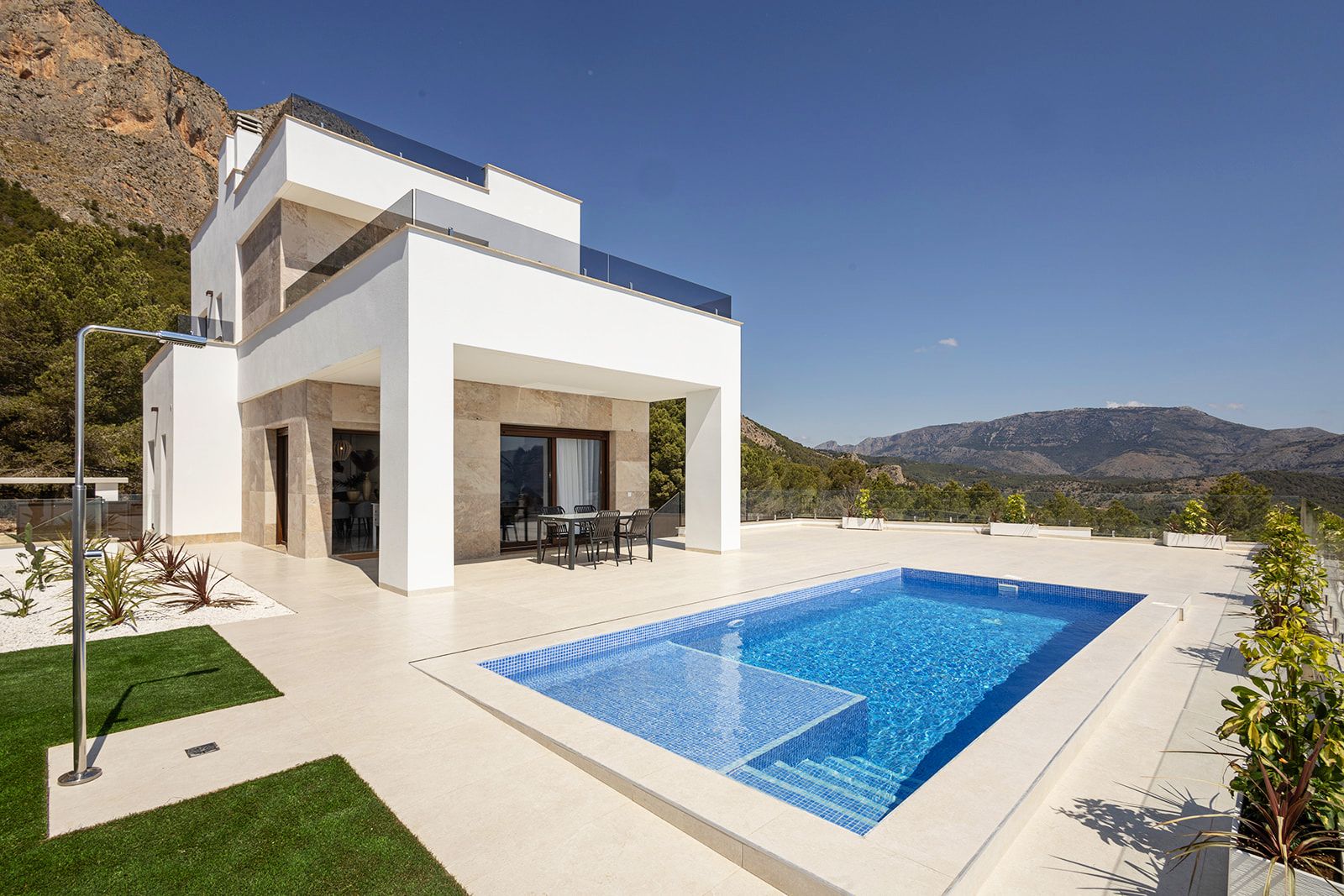Villa for sale in Pla de Cantal, Polop - exterior view of new-build villa with plot