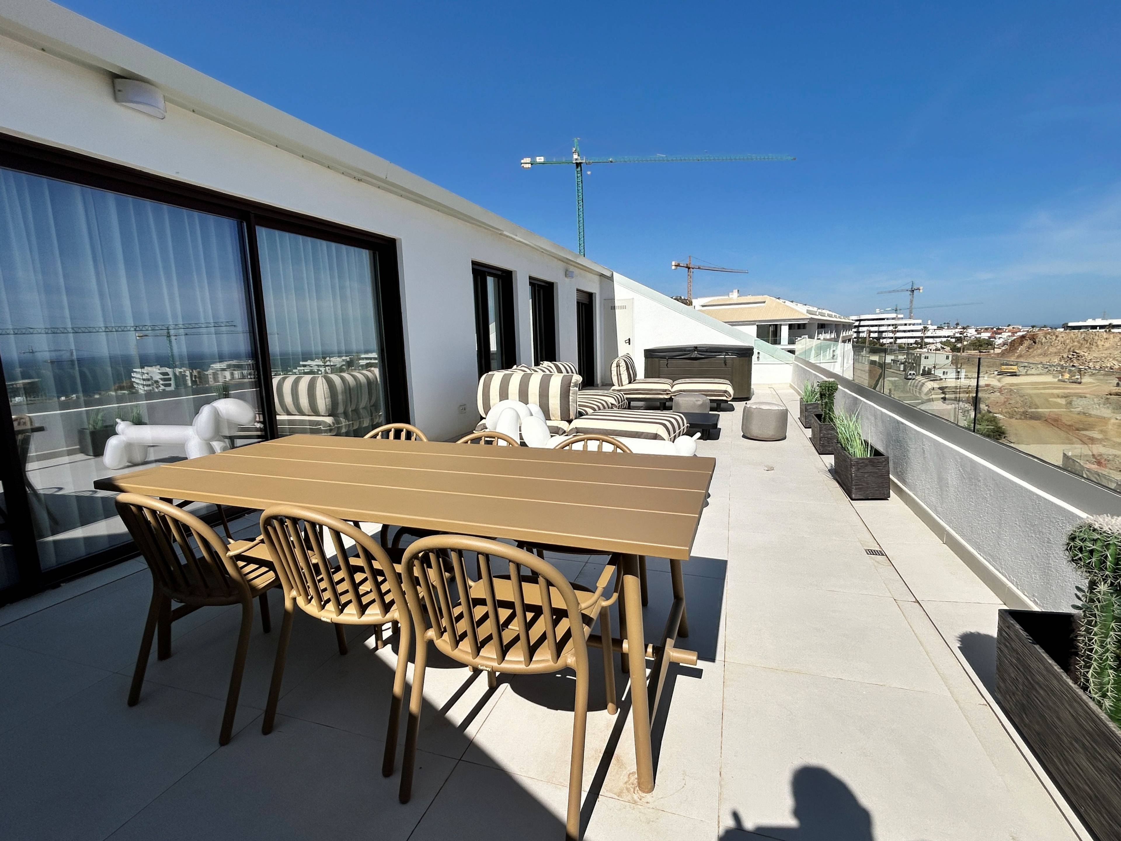Fitted kitchen with island in new-build penthouse, El Higuerón
