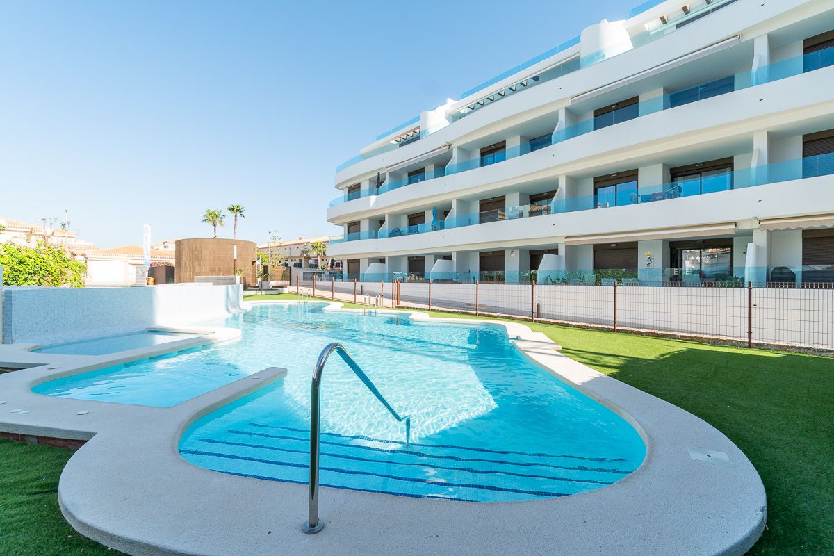 Apartment for sale in La Zenia, Orihuela Costa - first-floor new-build exterior and communal area