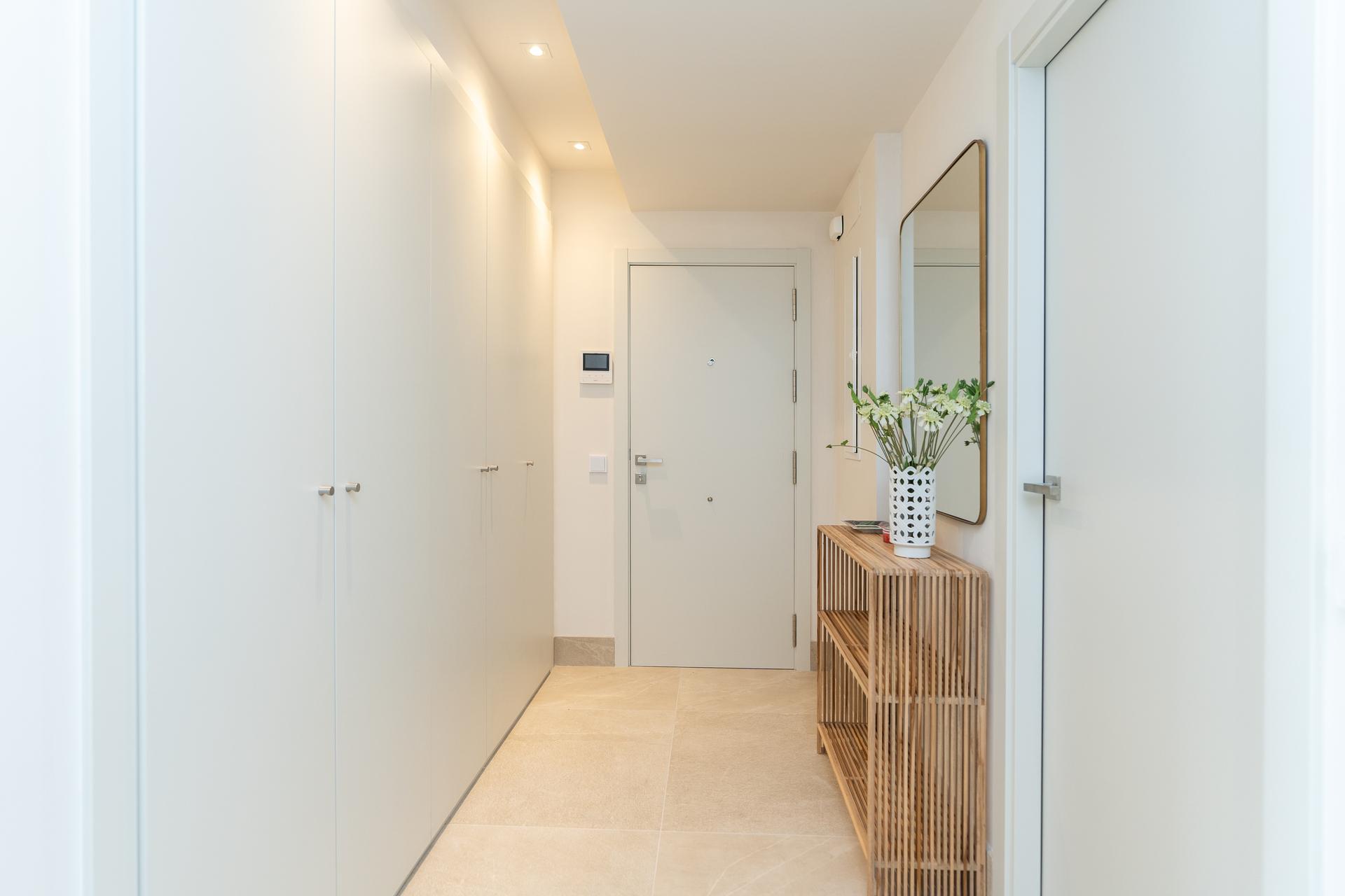 Bathroom with walk-in shower, new-build apartment, El Paraíso, Benahavis
