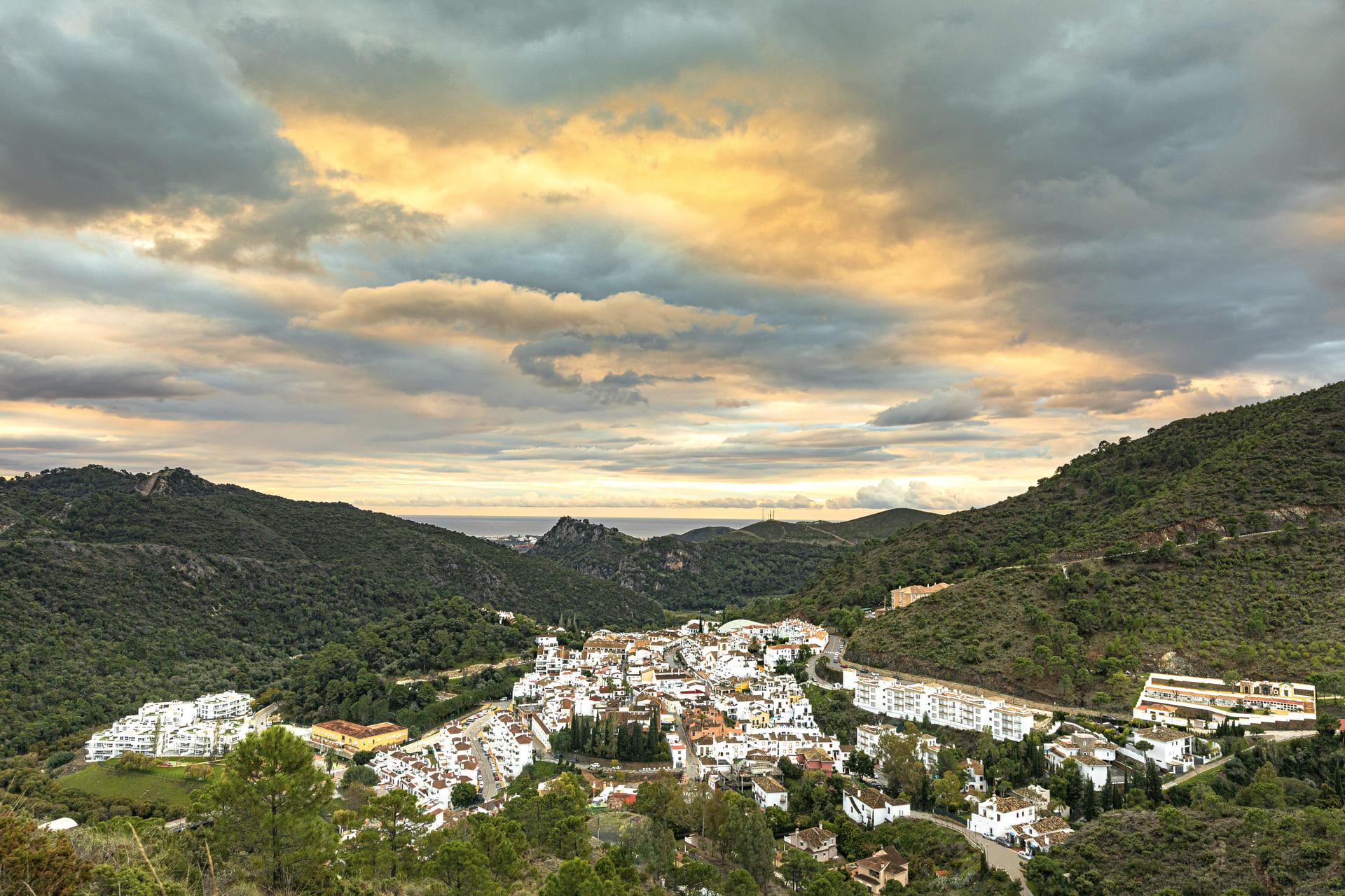 Open-plan living and dining area in 2-bedroom apartment, El Paraíso, Benahavis