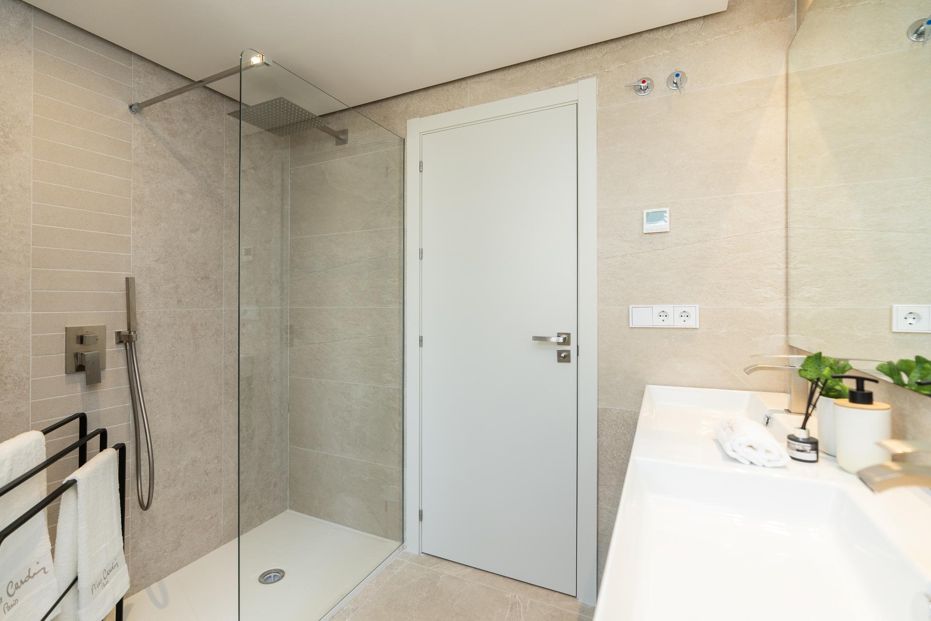 Interior hallway and doors, 2-bedroom apartment, El Paraíso, Benahavis
