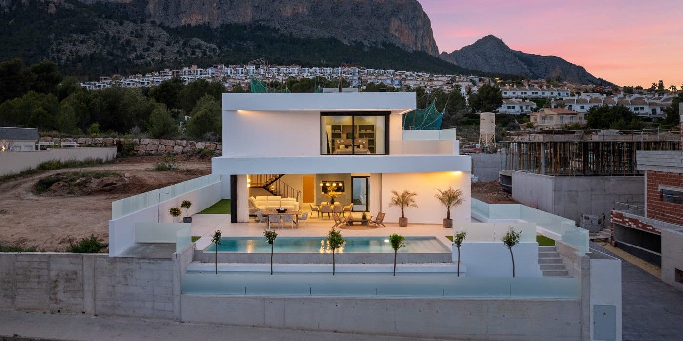 Villa for sale in Pla de Cantal, Polop - exterior view of new-build villa with plot