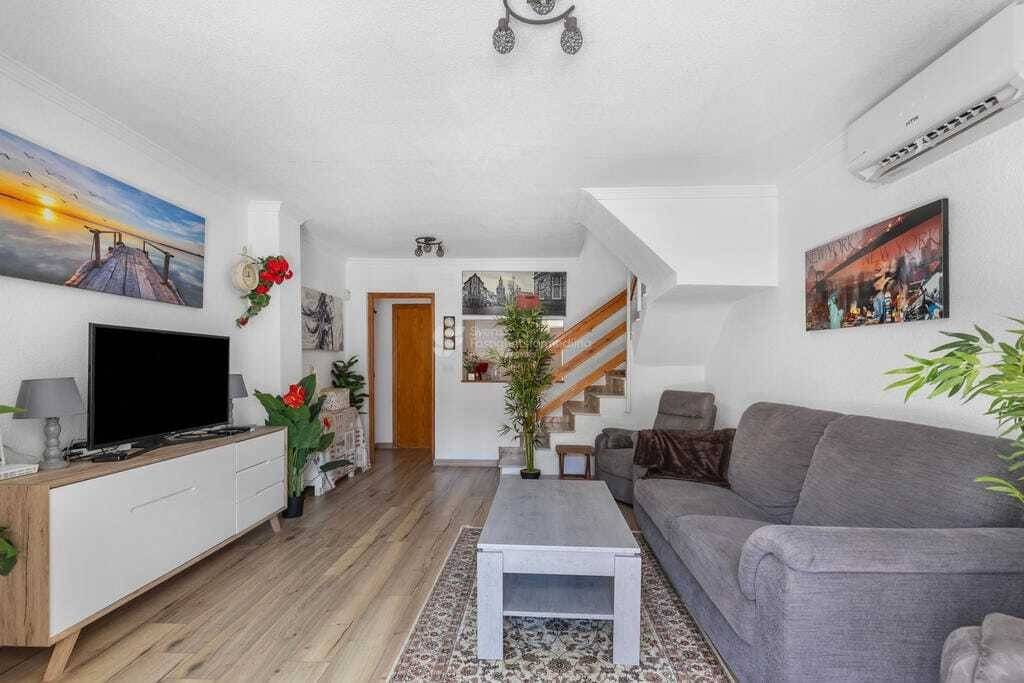 Villa for sale in Los Frutales, Torrevieja - exterior view of detached property with plot