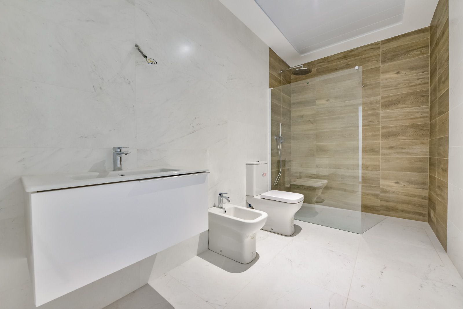 Bathroom with porcelain tiling in new-build villa, Golf Bahía