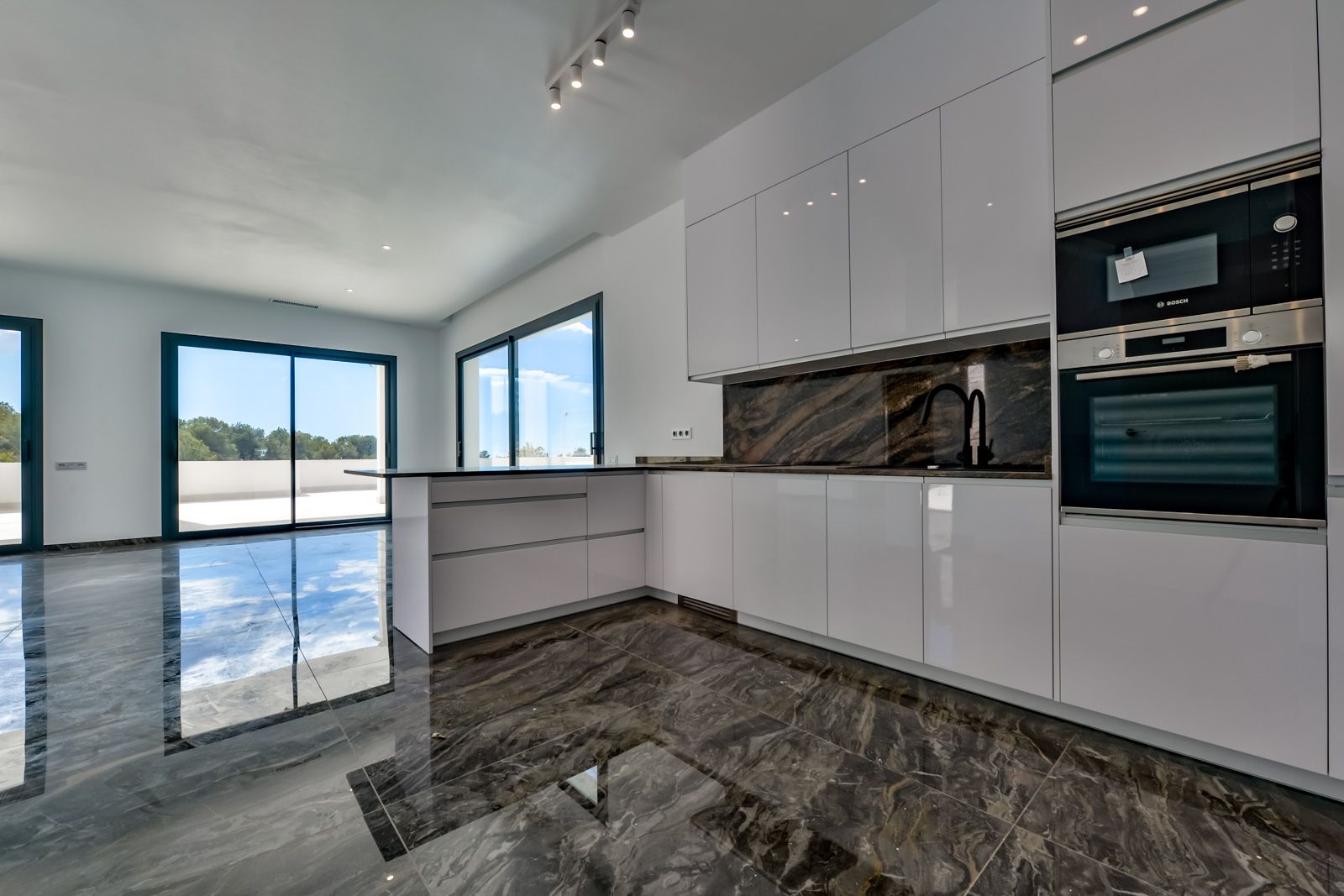 Bathroom with walk-in shower in new-build villa, Golf Bahía