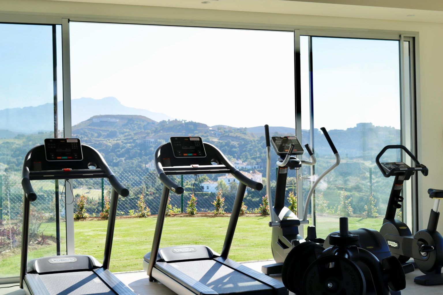 Open-plan kitchen and dining area in 3-bedroom penthouse, Montemayor-Marbella Club