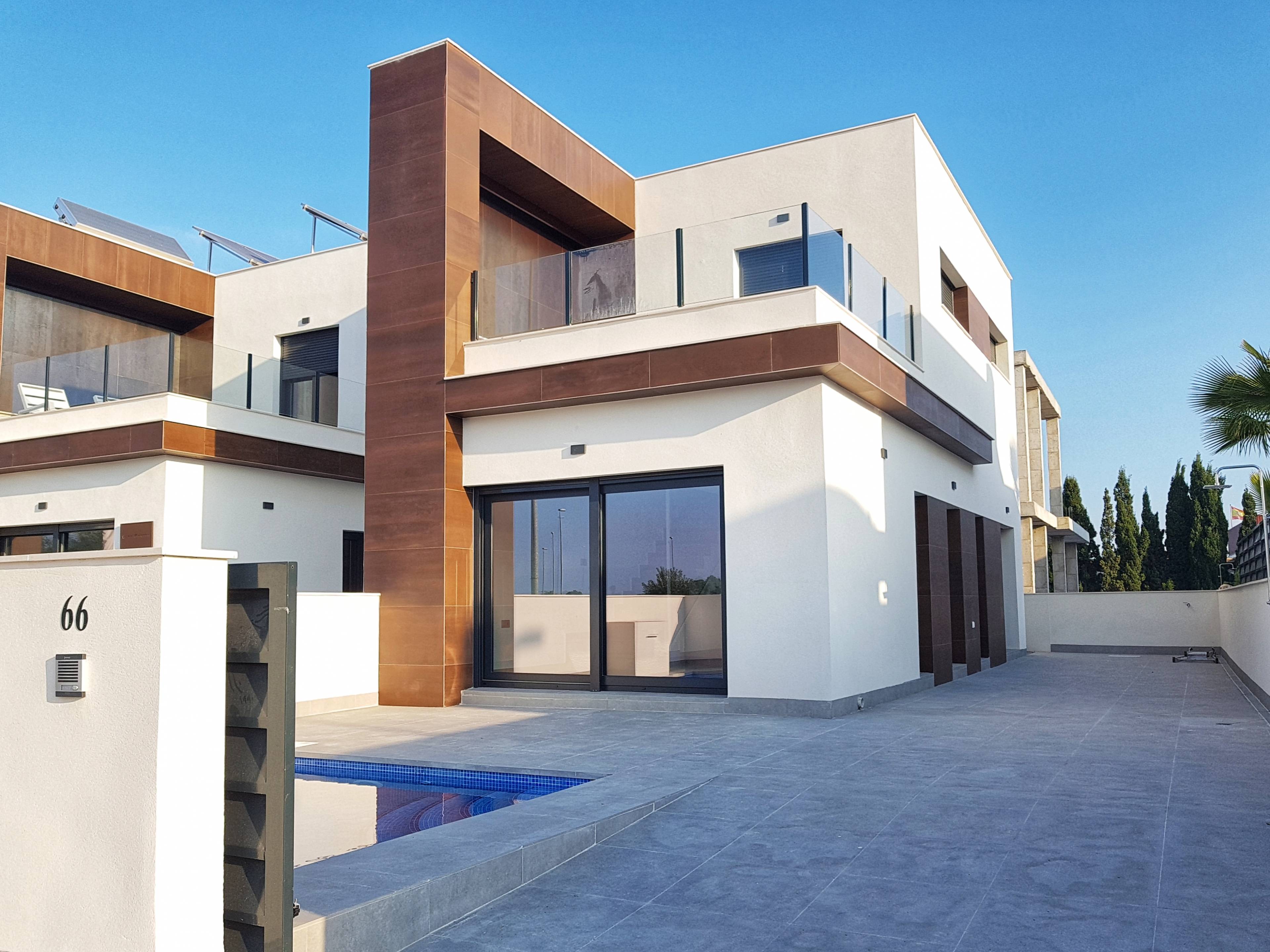 Front facade of 3-bedroom villa in Daya Nueva, Alicante