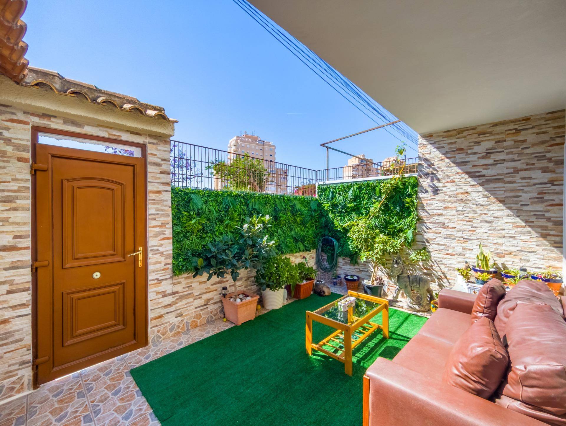 Street-facing exterior of villa in Playa del Cura, Torrevieja