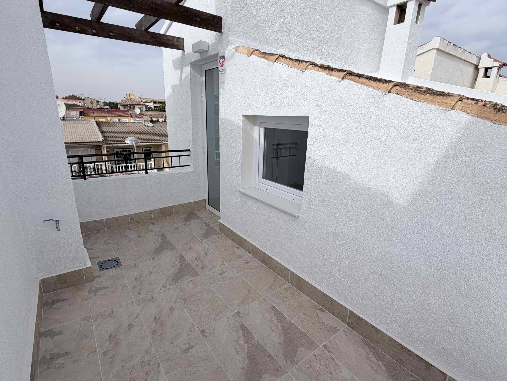 Window detail and natural light in bedroom, La Siesta villa