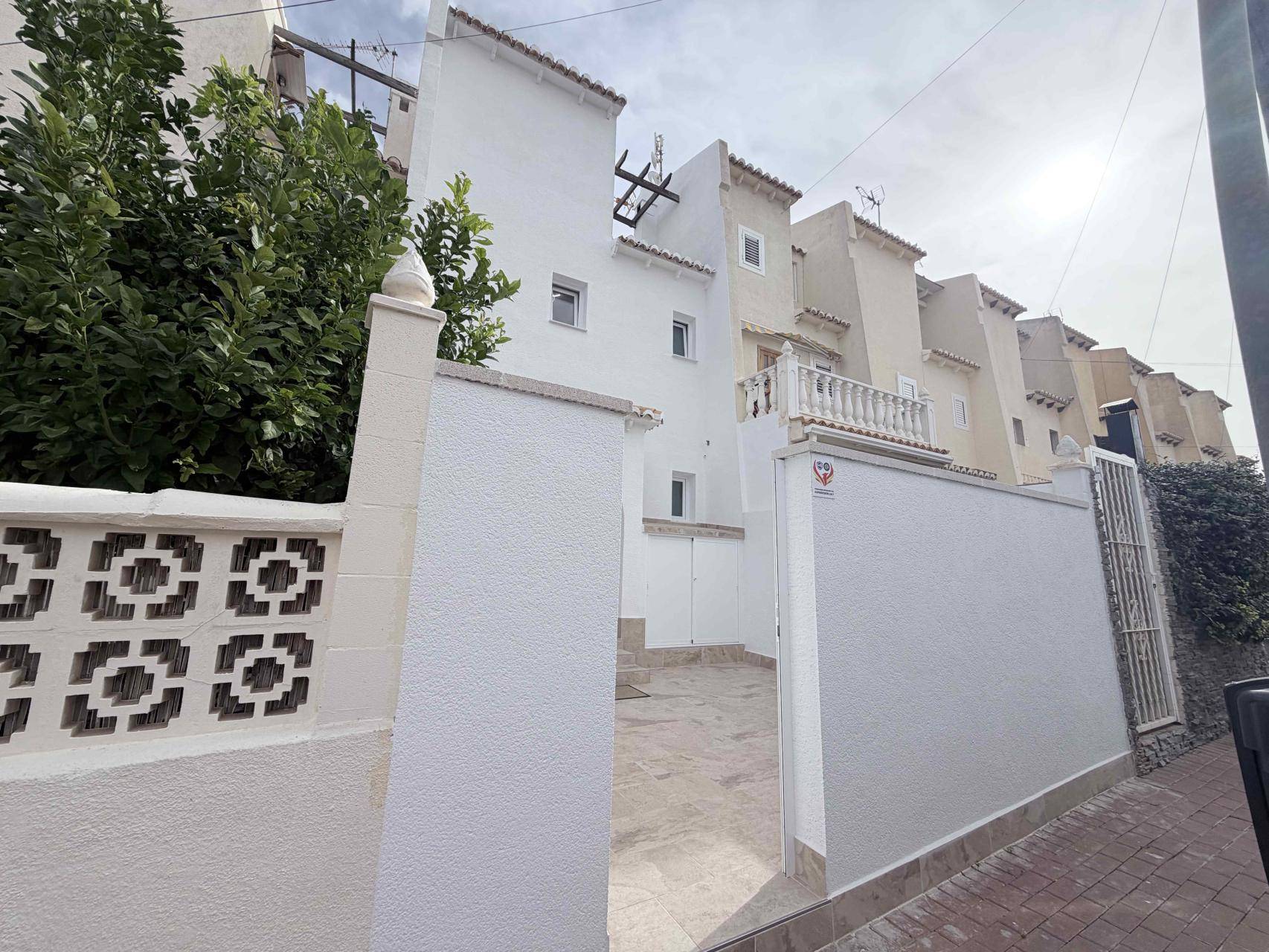 Double bedroom with built-in wardrobes in villa, La Siesta, Torrevieja
