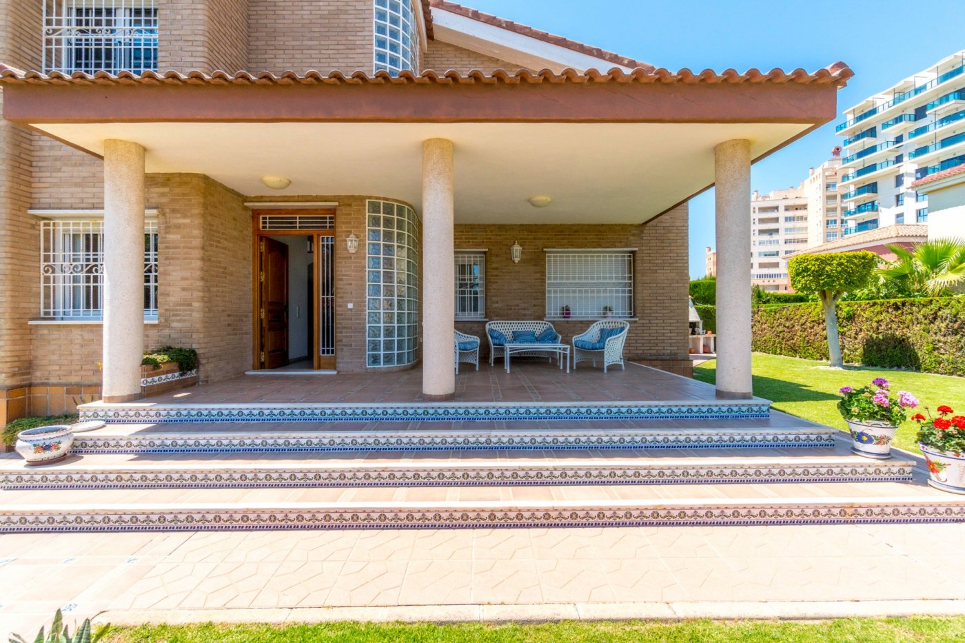 Villa for sale in La veleta, Torrevieja - exterior view of the residential building