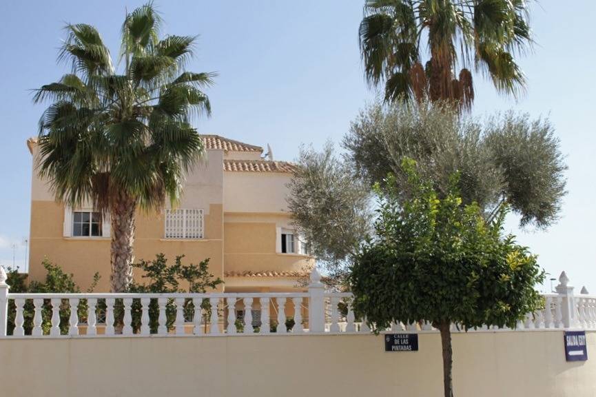 Villa for sale in La Siesta, Torrevieja - exterior view of the residential building