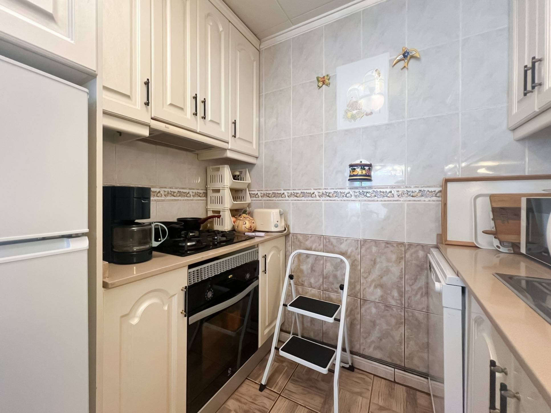 Internal hallway with tiled floor in 3-bedroom villa, La Siesta, Torrevieja