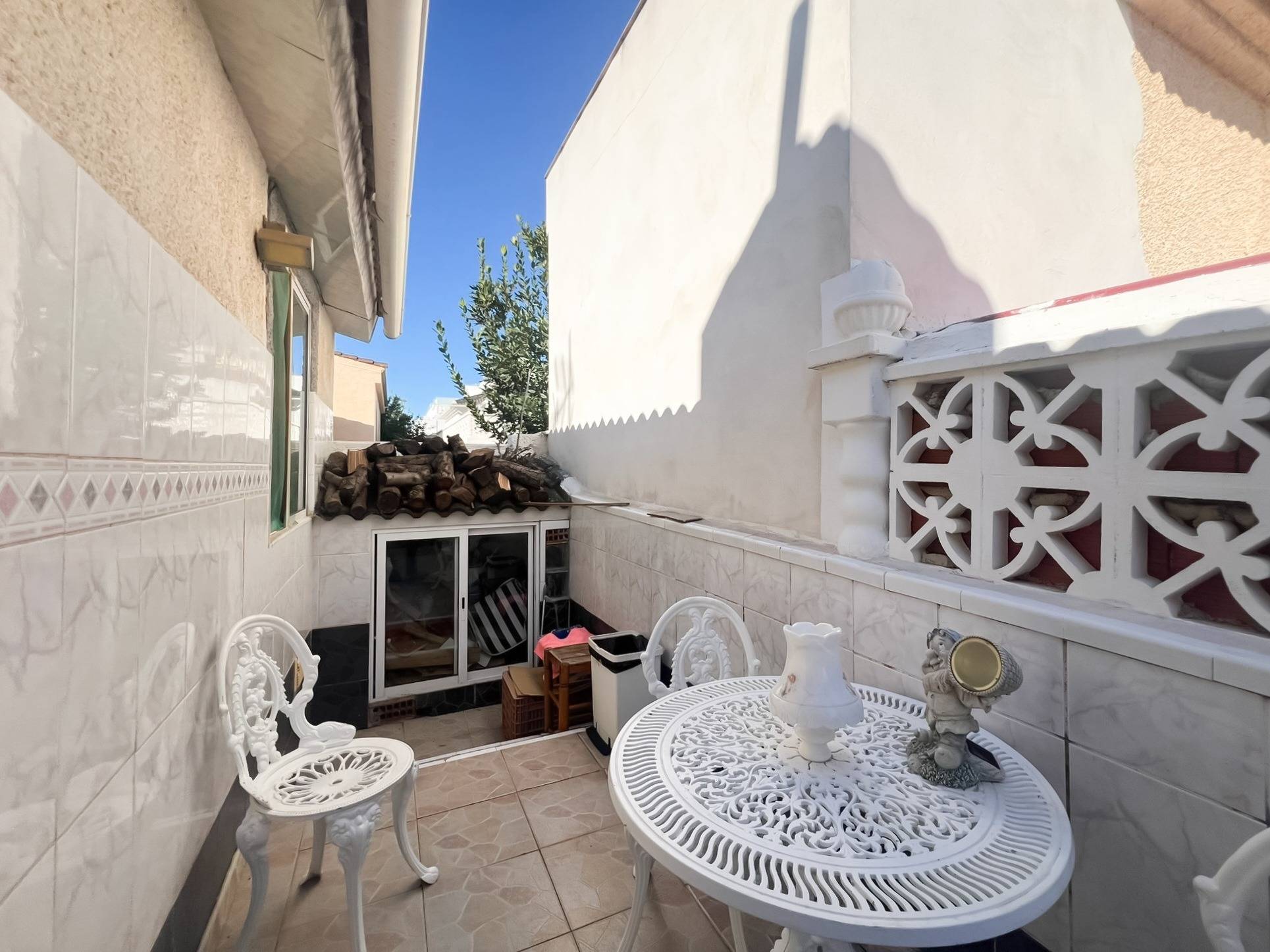 Garden and planted area surrounding 3-bedroom villa, La Siesta, Torrevieja