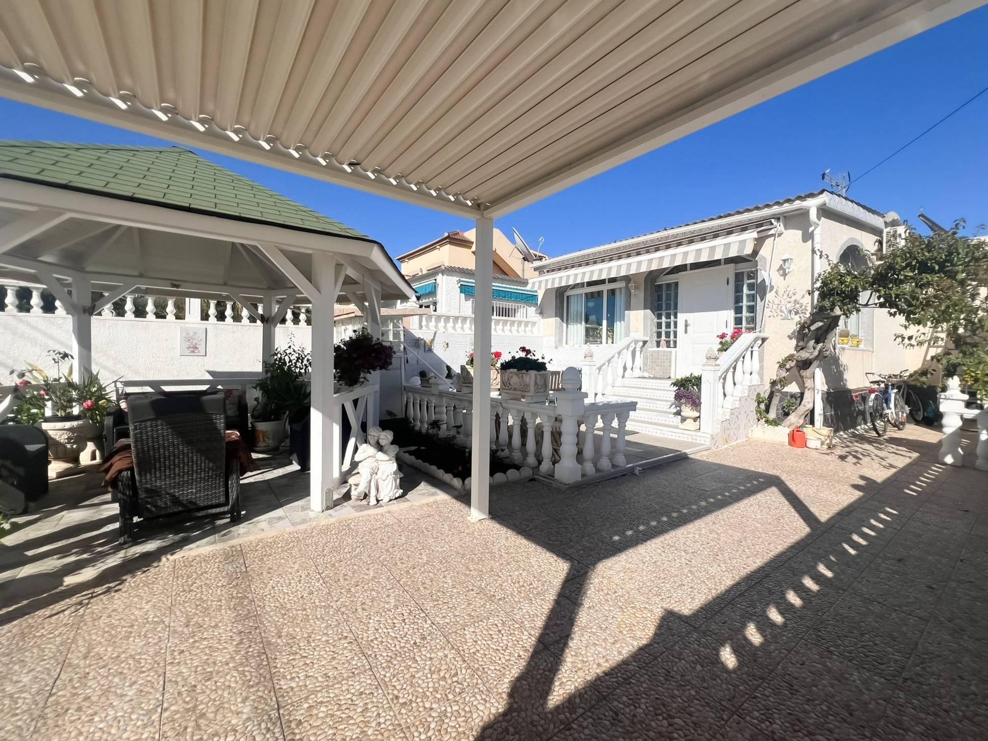 Kitchen with wall units and worktop in 3-bedroom villa, La Siesta, Torrevieja
