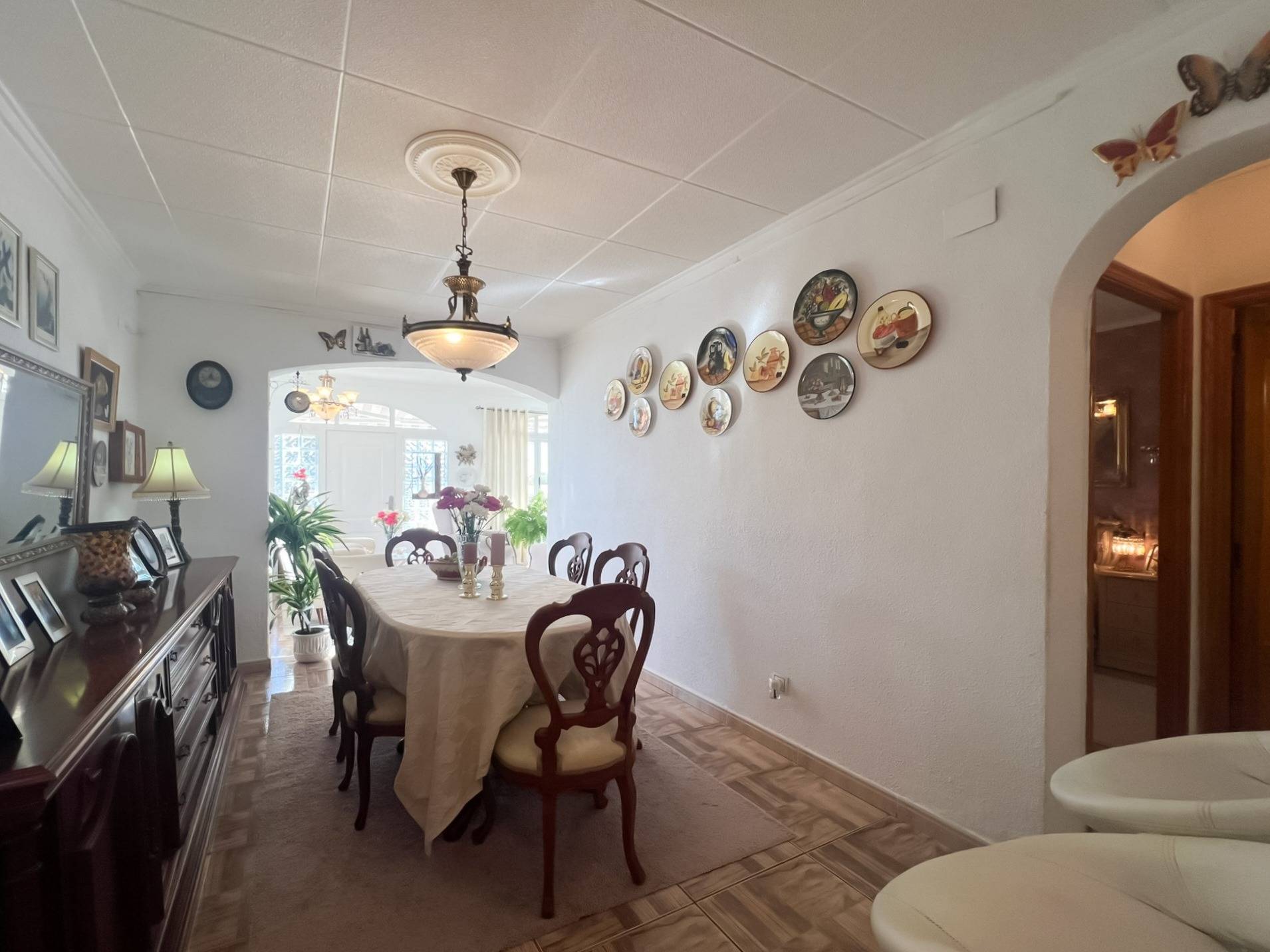 Bathroom with WC, basin, and shower in 3-bedroom villa, La Siesta, Torrevieja