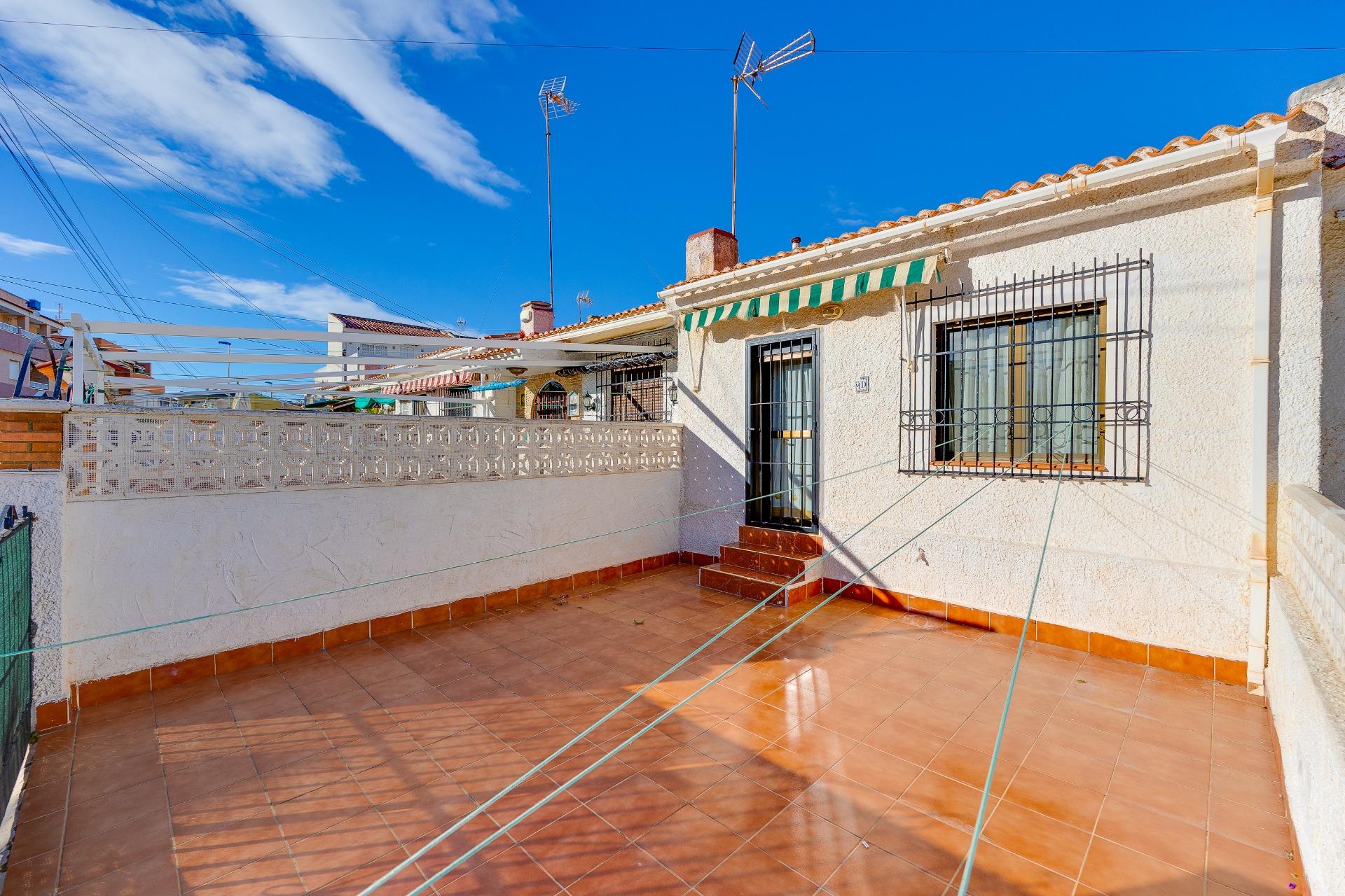 Villa for sale in Playa de los Locos, Torrevieja - exterior view of the residential building