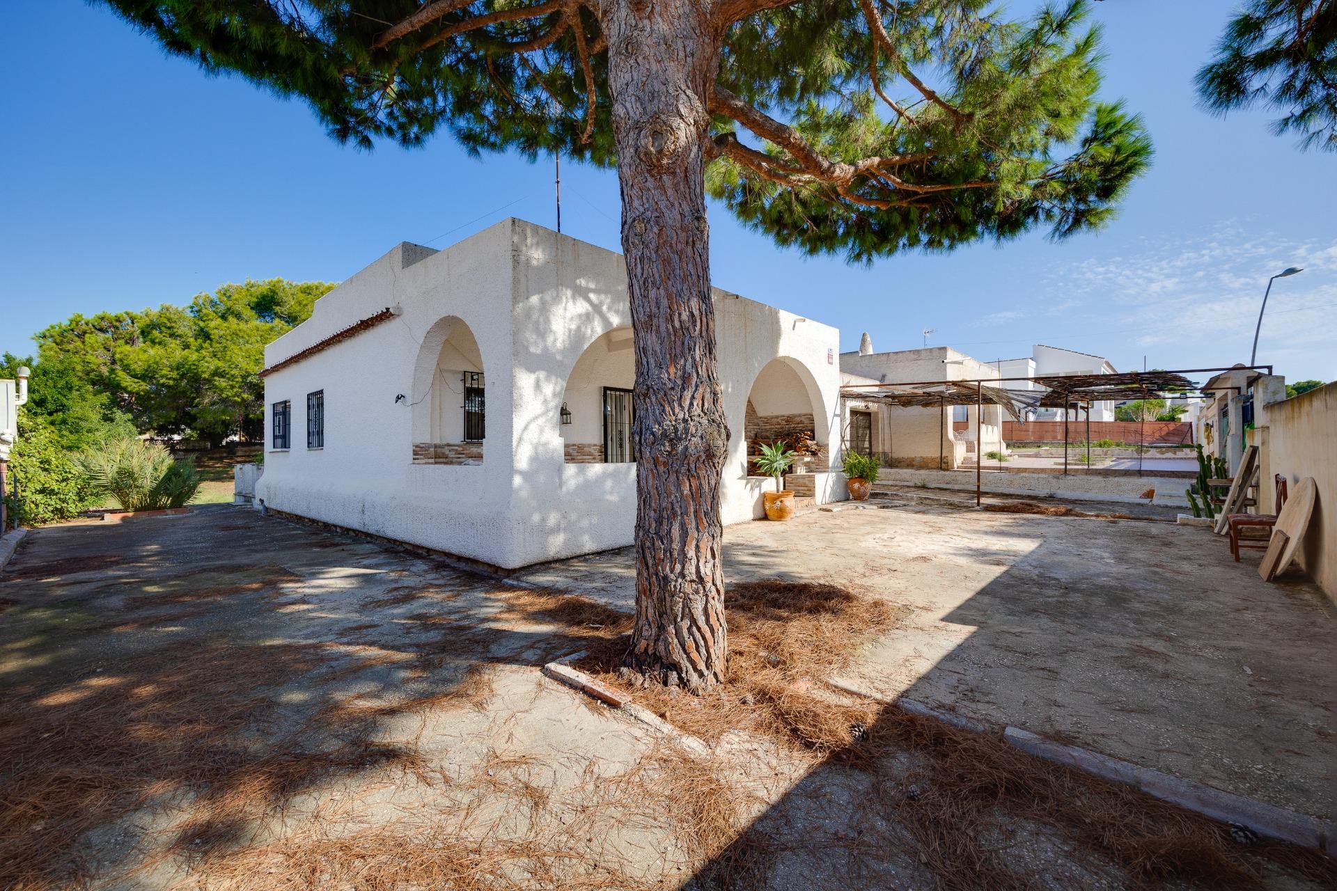 Villa for sale in Los Balcones, Torrevieja - detached house on large plot